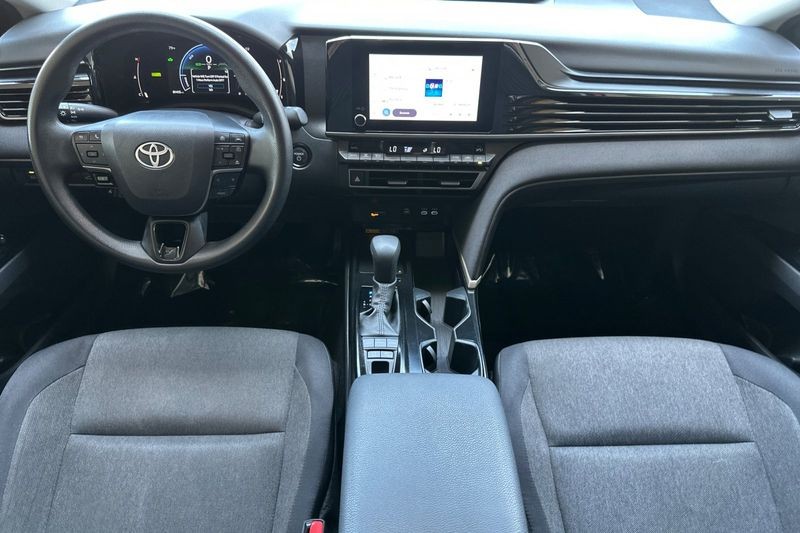 Toyota Camry Vehicle Full-screen Gallery Image 13