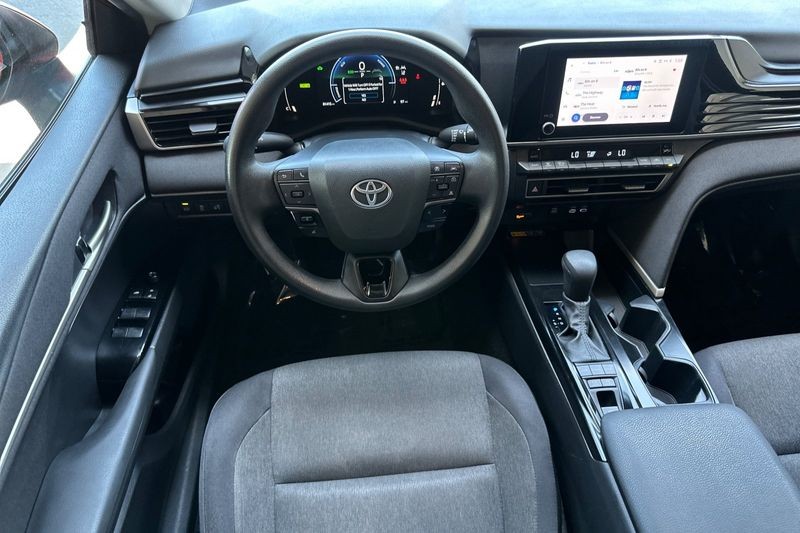 Toyota Camry Vehicle Full-screen Gallery Image 14