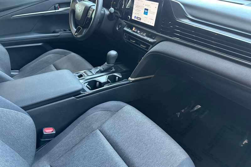 Toyota Camry Vehicle Full-screen Gallery Image 15