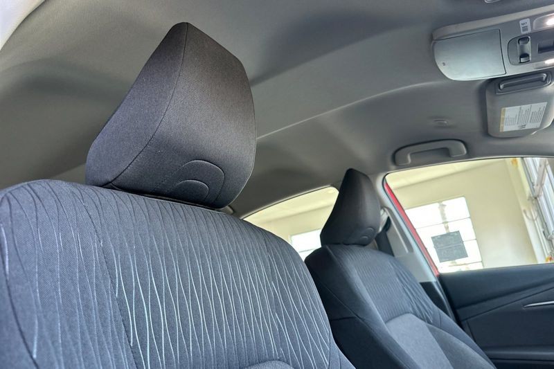 Toyota Camry Vehicle Full-screen Gallery Image 16