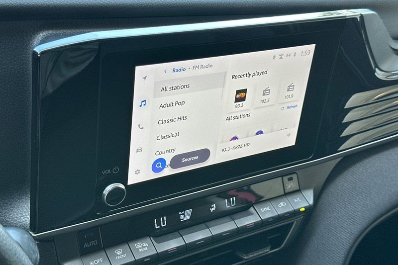 Toyota Camry Vehicle Full-screen Gallery Image 17
