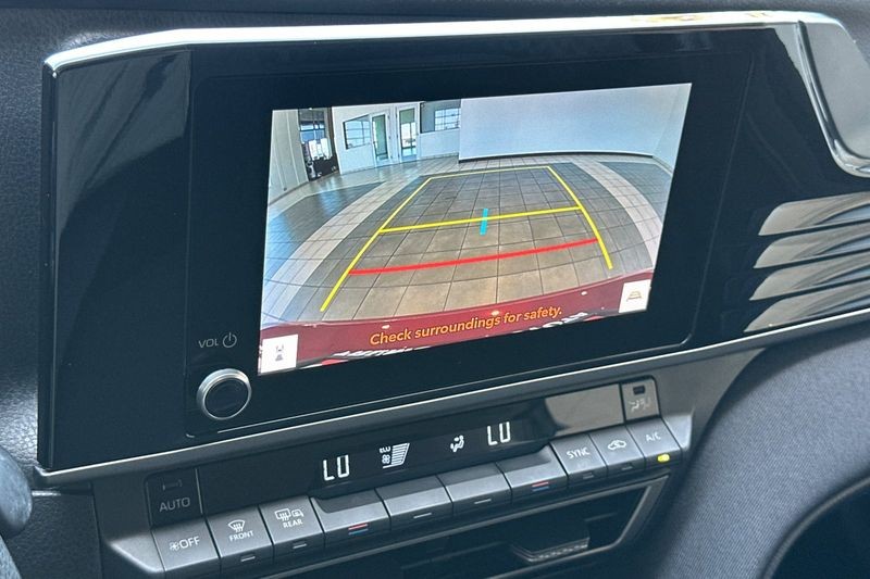 Toyota Camry Vehicle Full-screen Gallery Image 18