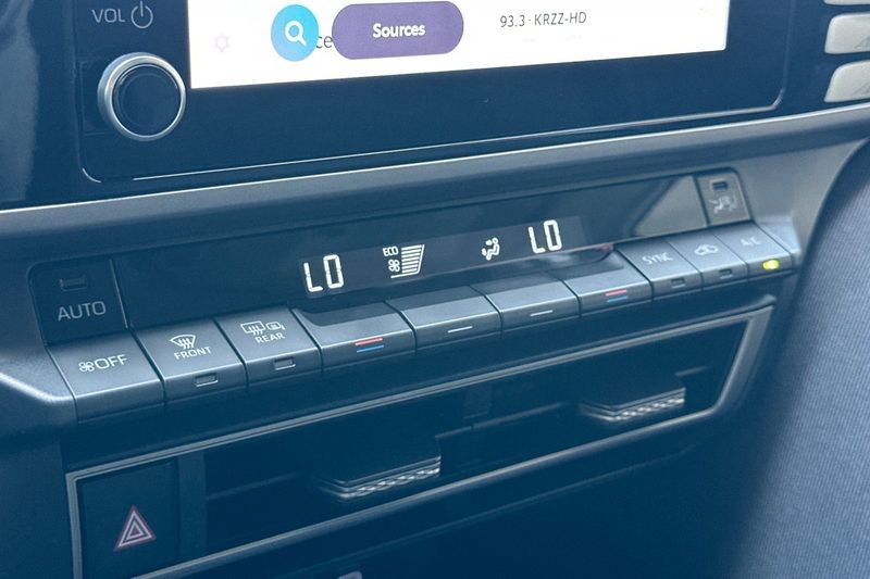 Toyota Camry Vehicle Full-screen Gallery Image 19