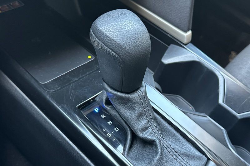 Toyota Camry Vehicle Full-screen Gallery Image 20