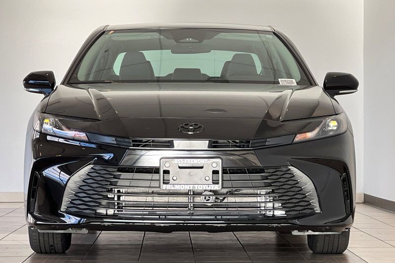 Toyota Camry Vehicle Full-screen Gallery Image 06