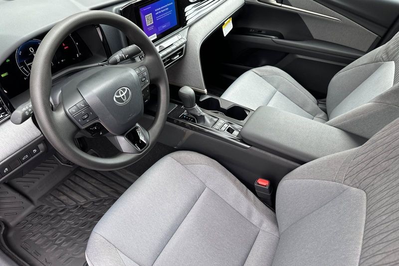 Toyota Camry Vehicle Full-screen Gallery Image 07