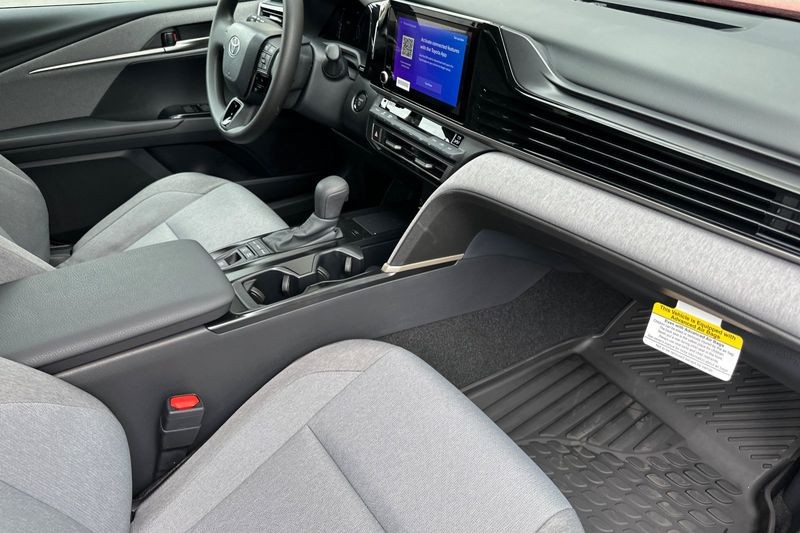 Toyota Camry Vehicle Full-screen Gallery Image 12