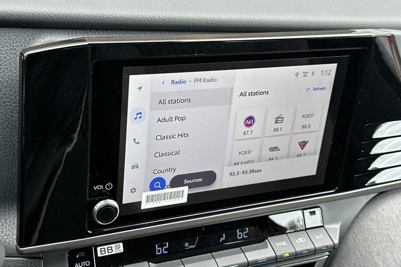 Toyota Camry Vehicle Full-screen Gallery Image 14