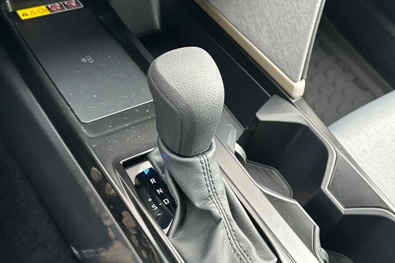 Toyota Camry Vehicle Full-screen Gallery Image 17