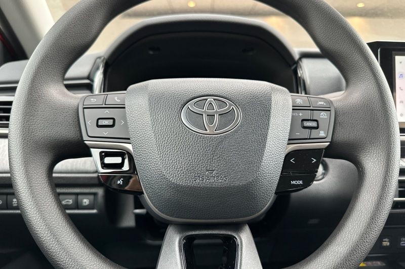 Toyota Camry Vehicle Full-screen Gallery Image 19