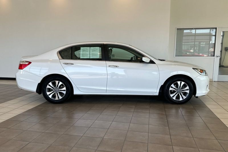Honda Accord Sedan Vehicle Full-screen Gallery Image 03
