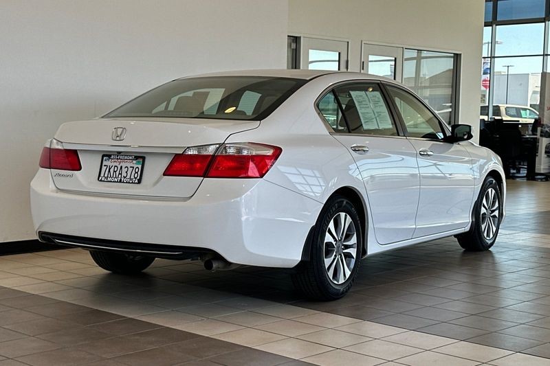 Honda Accord Sedan Vehicle Full-screen Gallery Image 04
