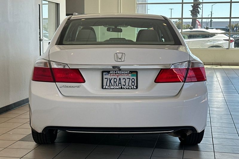 Honda Accord Sedan Vehicle Full-screen Gallery Image 05
