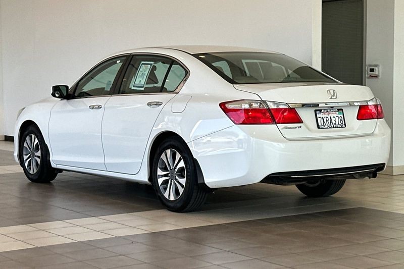 Honda Accord Sedan Vehicle Full-screen Gallery Image 06