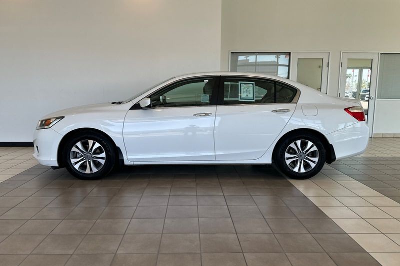 Honda Accord Sedan Vehicle Full-screen Gallery Image 07
