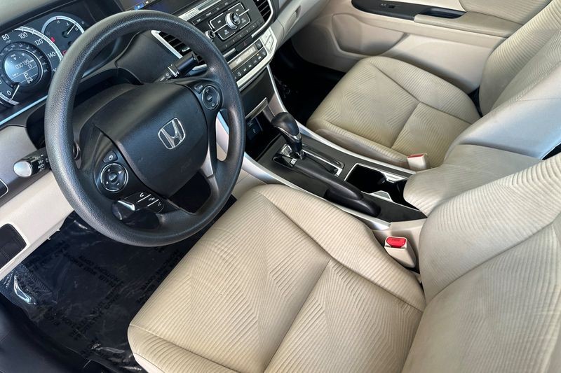 Honda Accord Sedan Vehicle Full-screen Gallery Image 10