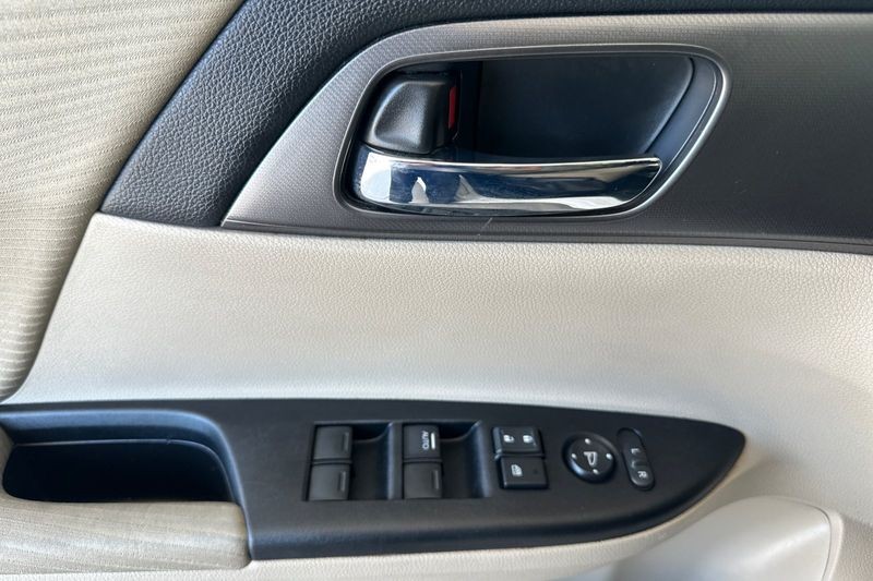 Honda Accord Sedan Vehicle Full-screen Gallery Image 11