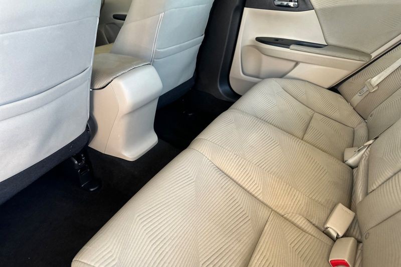 Honda Accord Sedan Vehicle Full-screen Gallery Image 12