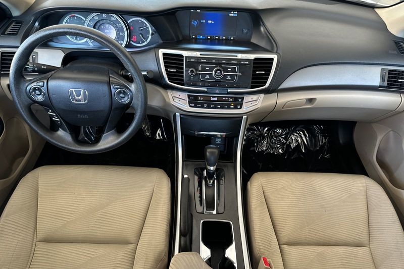 Honda Accord Sedan Vehicle Full-screen Gallery Image 13