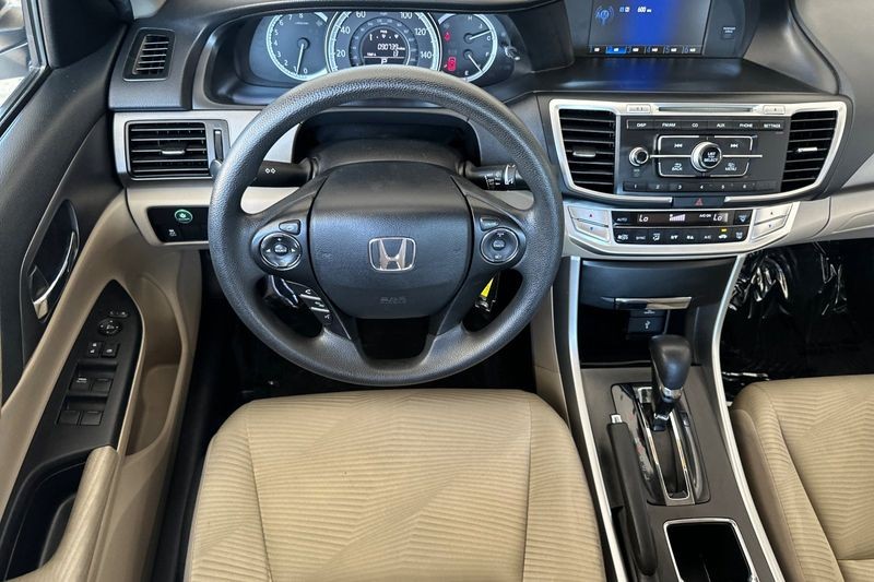 Honda Accord Sedan Vehicle Full-screen Gallery Image 14