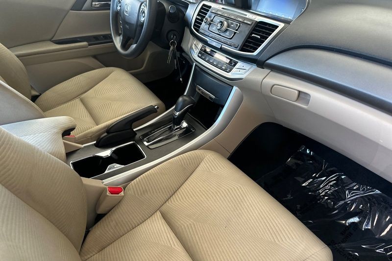 Honda Accord Sedan Vehicle Full-screen Gallery Image 15