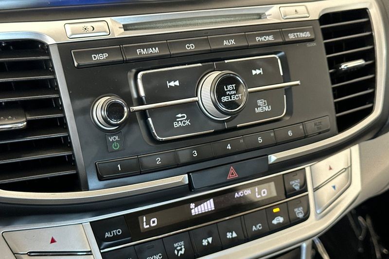 Honda Accord Sedan Vehicle Full-screen Gallery Image 19