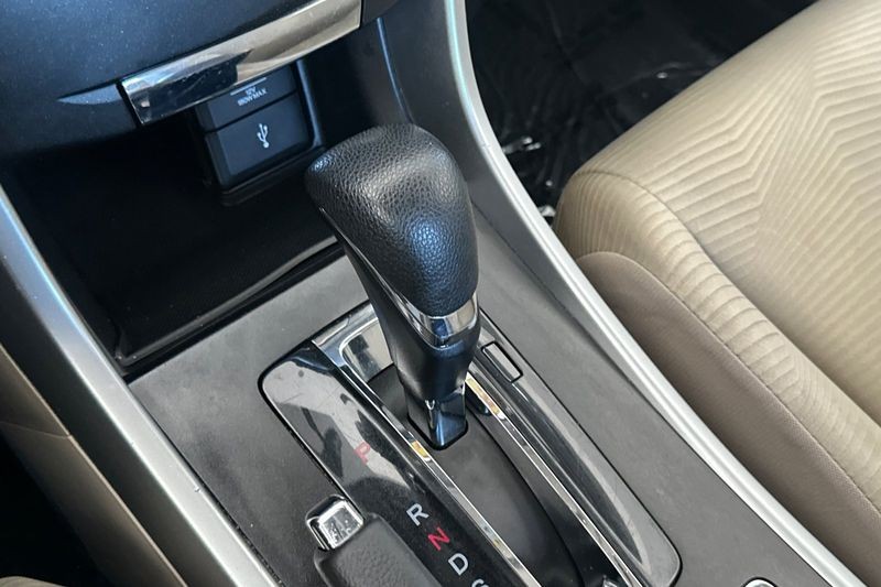 Honda Accord Sedan Vehicle Full-screen Gallery Image 20