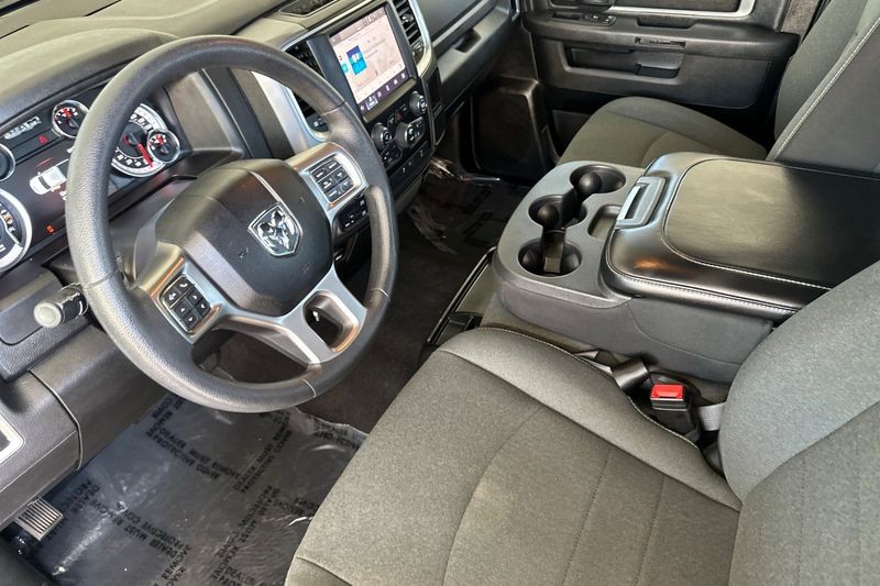 Ram 1500 Classic Vehicle Full-screen Gallery Image 10