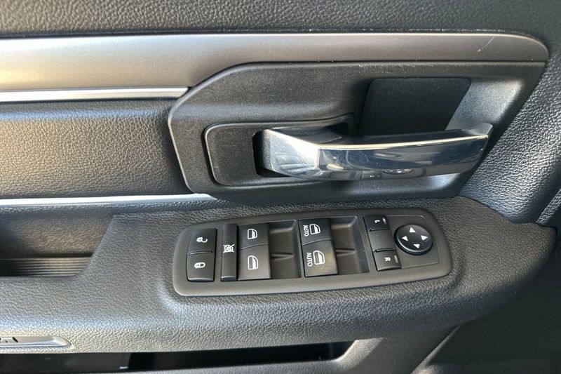 Ram 1500 Classic Vehicle Full-screen Gallery Image 11