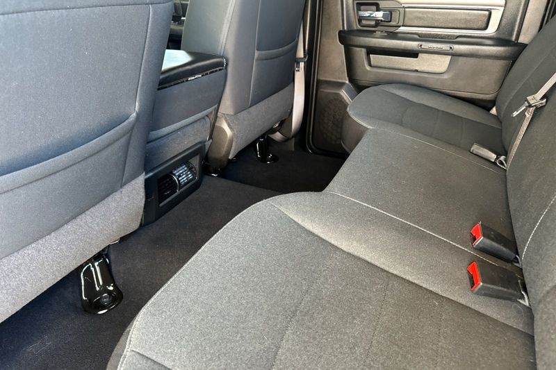 Ram 1500 Classic Vehicle Full-screen Gallery Image 12