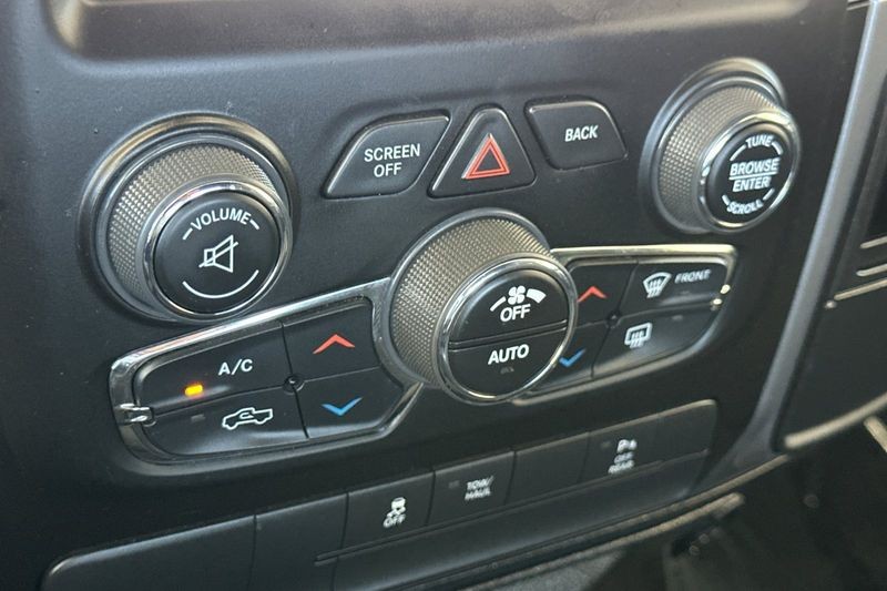 Ram 1500 Classic Vehicle Full-screen Gallery Image 19