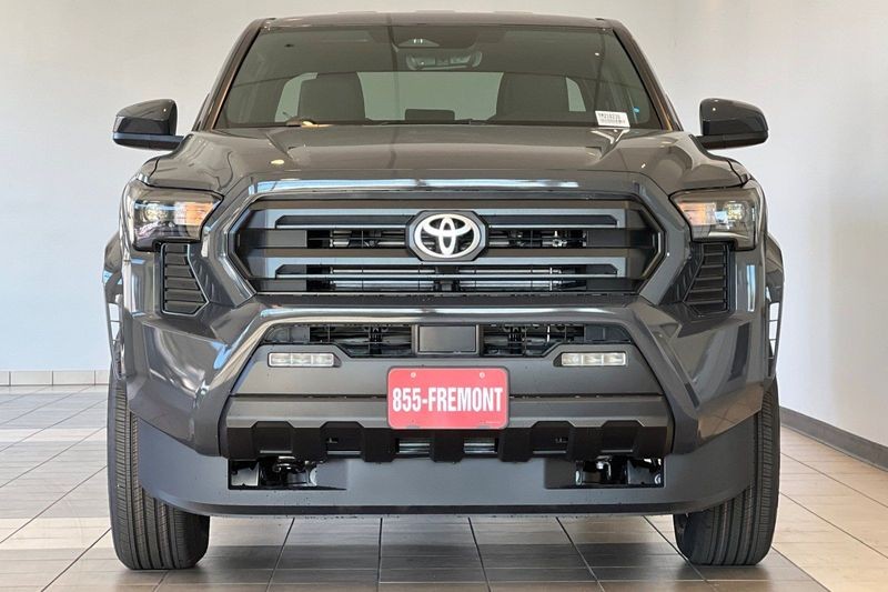 Toyota Tacoma 4WD Vehicle Full-screen Gallery Image 04