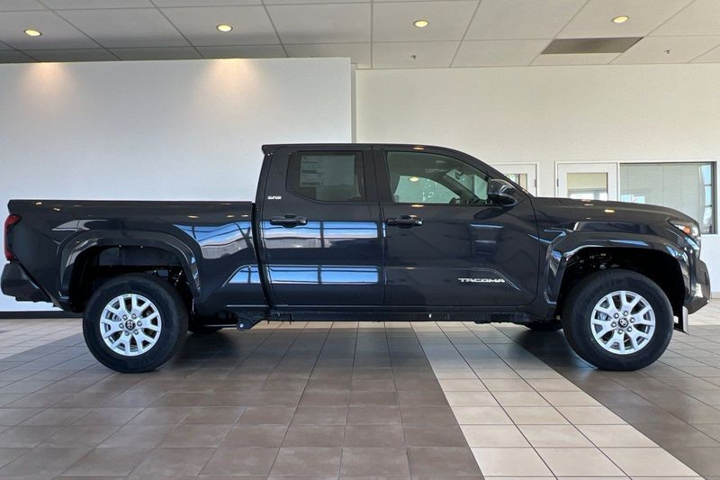 Toyota Tacoma 4WD Vehicle Full-screen Gallery Image 05