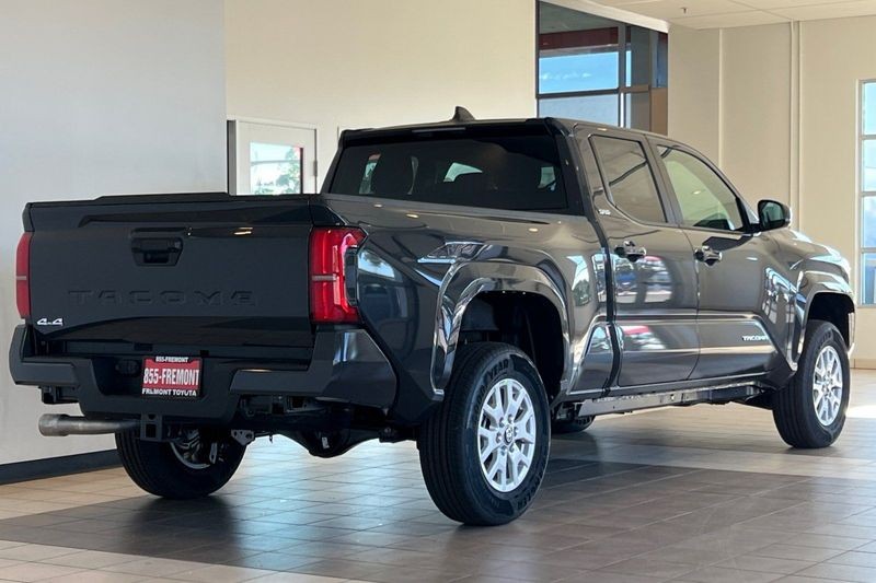Toyota Tacoma 4WD Vehicle Full-screen Gallery Image 06