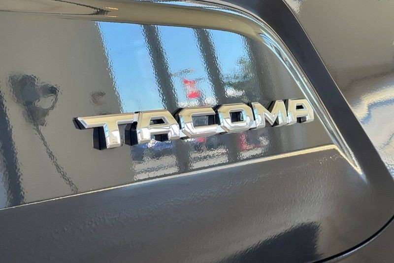 Toyota Tacoma 4WD Vehicle Full-screen Gallery Image 08