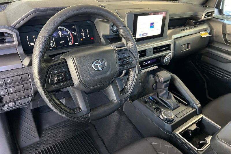 Toyota Tacoma 4WD Vehicle Full-screen Gallery Image 09