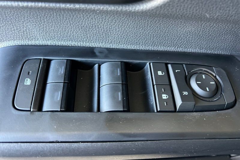Toyota Tacoma 4WD Vehicle Full-screen Gallery Image 10