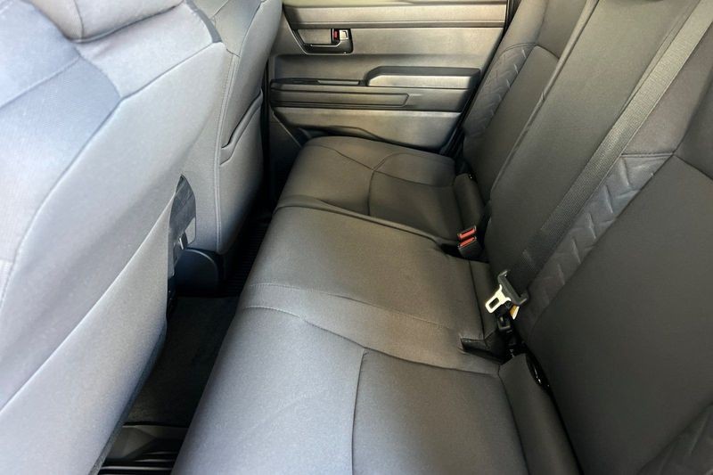 Toyota Tacoma 4WD Vehicle Full-screen Gallery Image 11