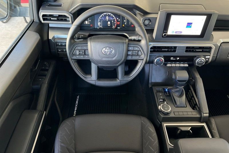 Toyota Tacoma 4WD Vehicle Full-screen Gallery Image 13