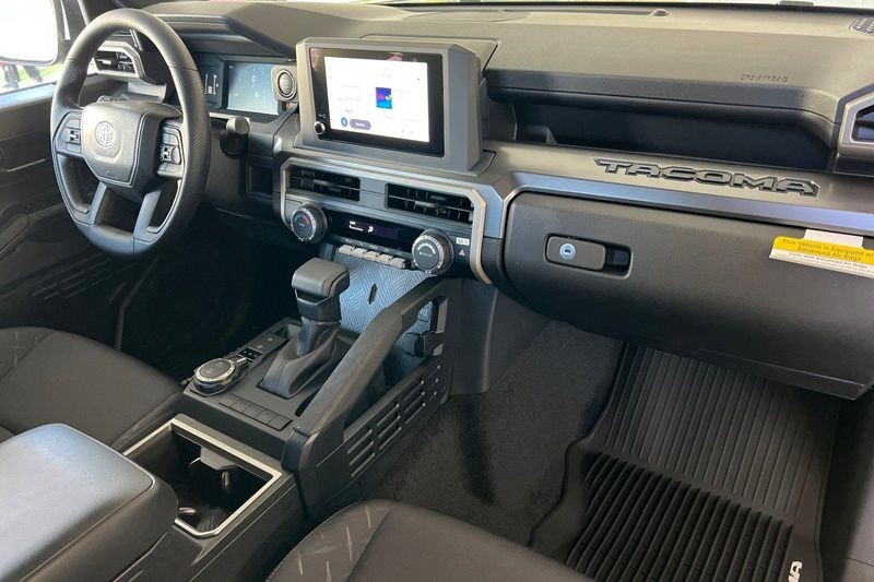 Toyota Tacoma 4WD Vehicle Full-screen Gallery Image 14