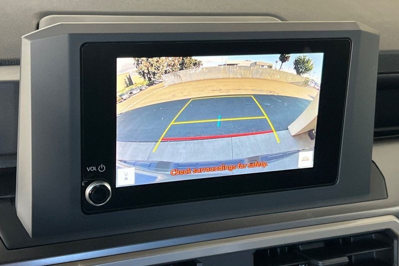Toyota Tacoma 4WD Vehicle Full-screen Gallery Image 17