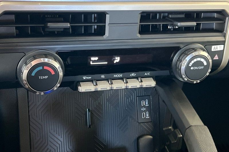 Toyota Tacoma 4WD Vehicle Full-screen Gallery Image 18