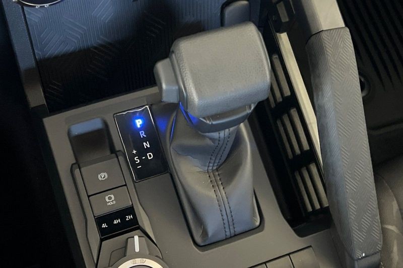 Toyota Tacoma 4WD Vehicle Full-screen Gallery Image 19