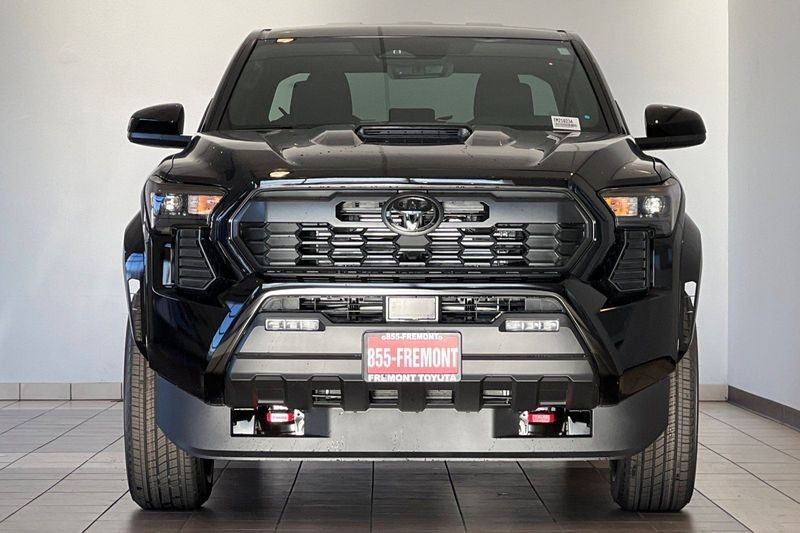 Toyota Tacoma 4WD Vehicle Full-screen Gallery Image 04