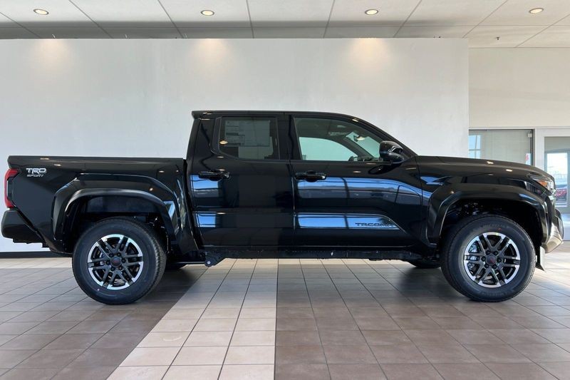 Toyota Tacoma 4WD Vehicle Full-screen Gallery Image 05