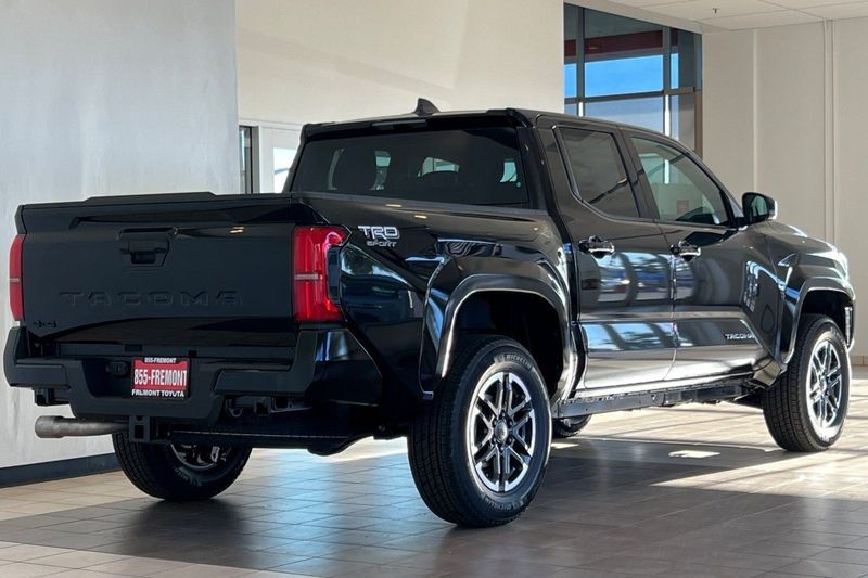 Toyota Tacoma 4WD Vehicle Full-screen Gallery Image 06