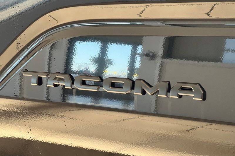 Toyota Tacoma 4WD Vehicle Full-screen Gallery Image 08