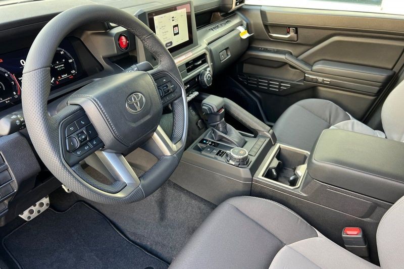 Toyota Tacoma 4WD Vehicle Full-screen Gallery Image 09