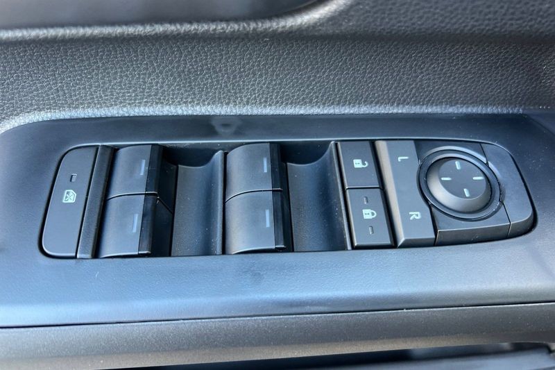 Toyota Tacoma 4WD Vehicle Full-screen Gallery Image 10