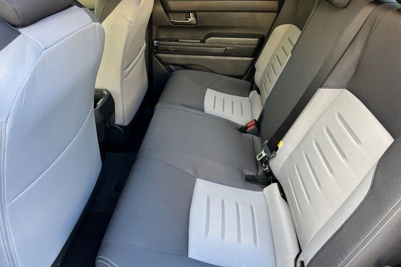 Toyota Tacoma 4WD Vehicle Full-screen Gallery Image 11